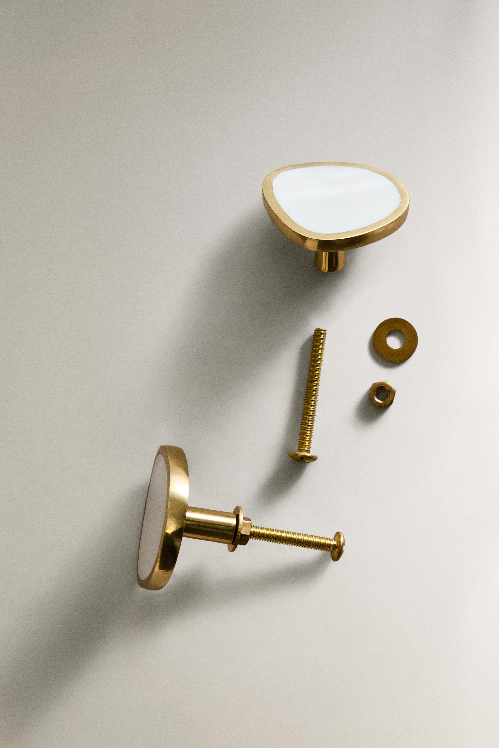 LOT DE BOUTONS MEUBLE EN NACRE IRRÉGULIERS (LOT DE 2)